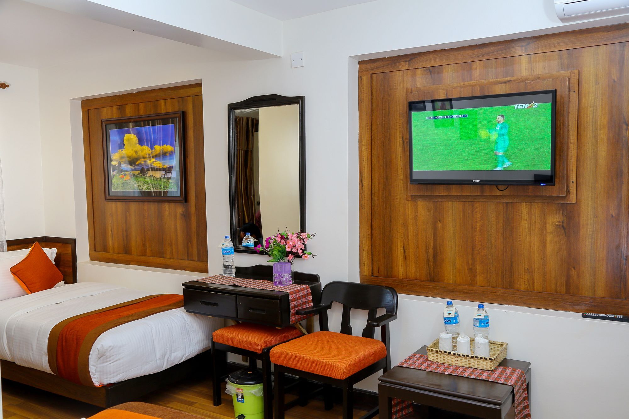 Hotel Himalayan Oasis Катманду Екстериор снимка